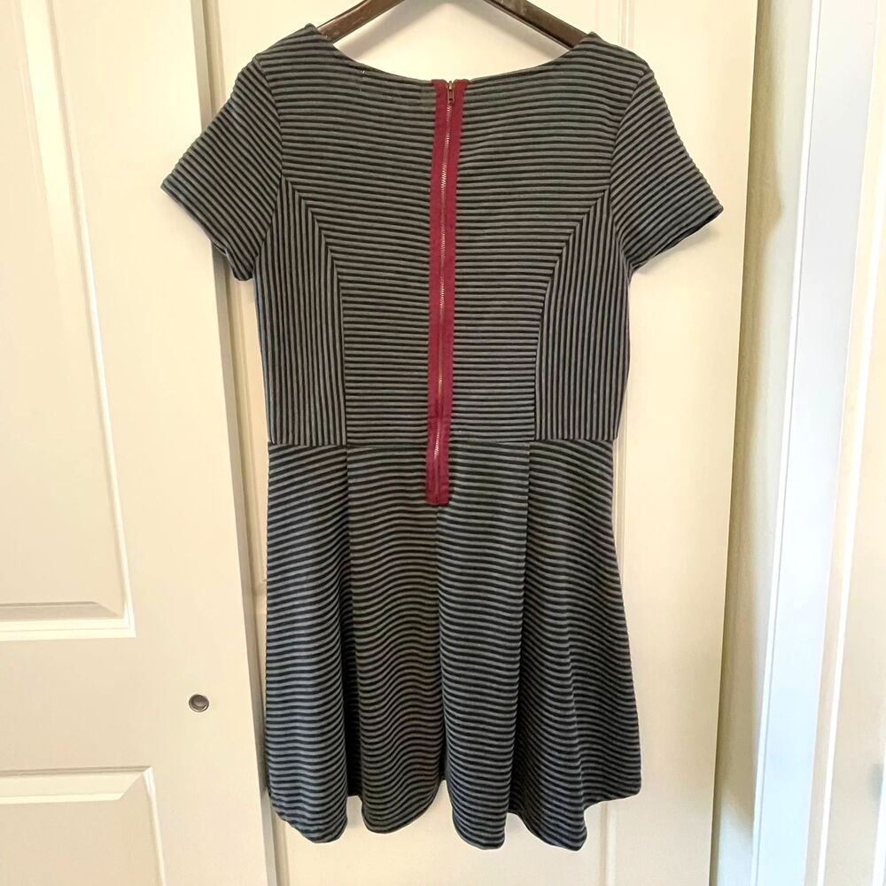 Rewind Gray Black Striped Fit Flare Dress Size XL Cap Sleeve Pleated Casual Knee - Picture 3 of 10